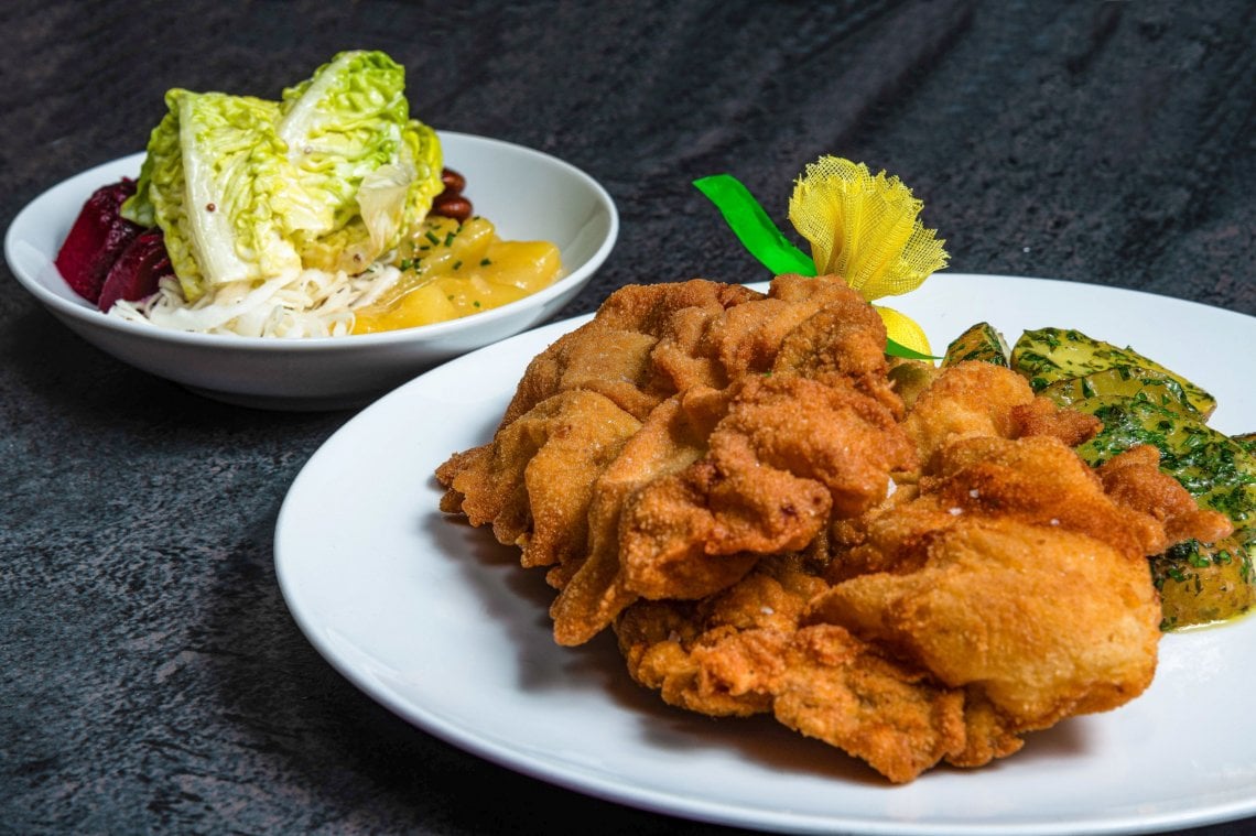 &nbsp;La cotoletta viennese del&nbsp; Zum Herkner&nbsp; con patate al prezzemolo e insalata mista&nbsp;(&copy; WienTourismus)