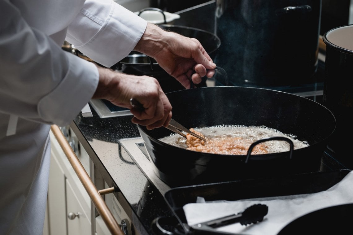 &nbsp;La cotoletta viennese deve essere fritta in burro chiarificato, olio o strutto (&copy;&nbsp;Meissl &amp; Schadn)