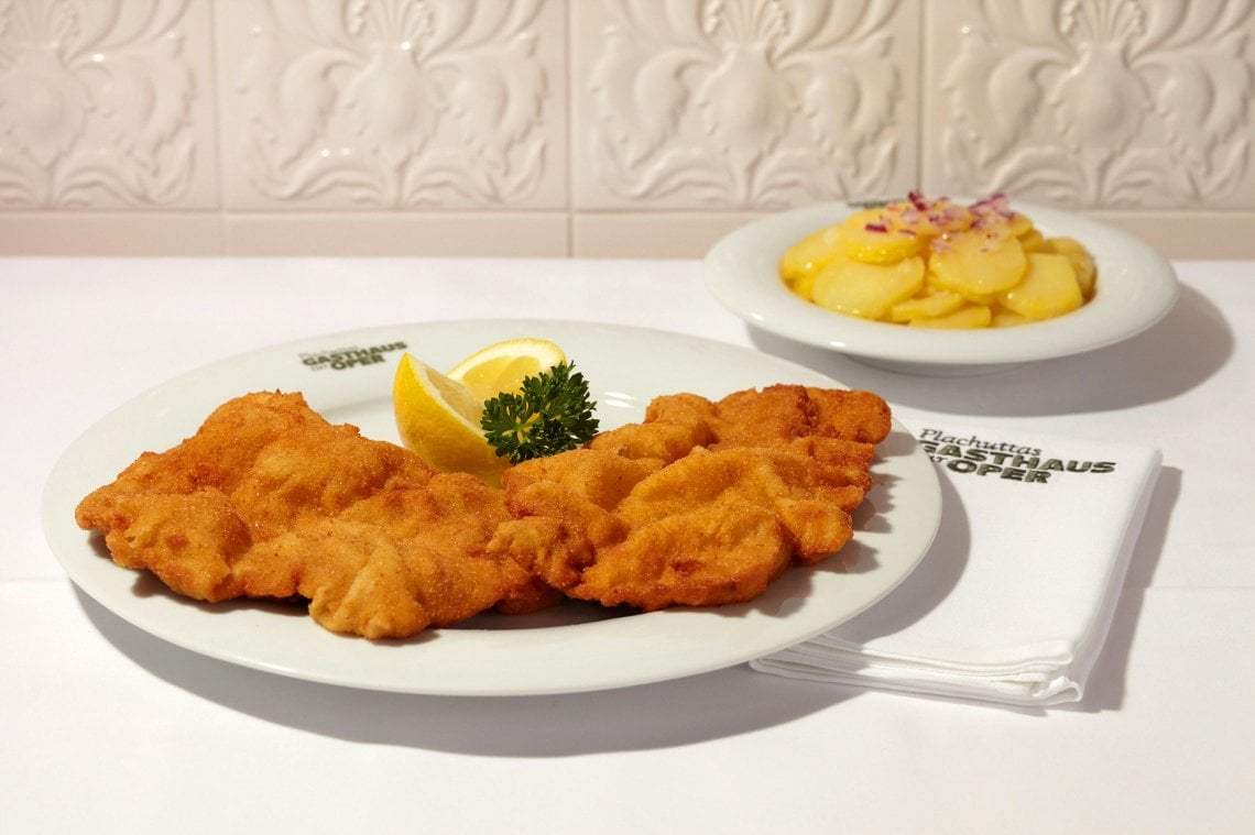 La Wiener Schnitzel della Gasthaus zur Oper con la tradizionale insalata di patate&nbsp;(&copy; WienTourismus)
