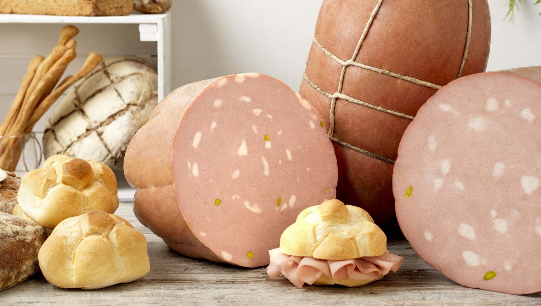 Tanti auguri mortadella! Il salume più godereccio compie 360 anni e cambia look - Vimarsana News