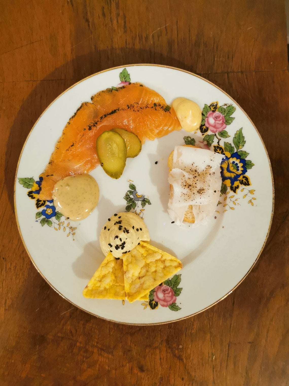 Salmone marinato con miscela Favorita, crostino al pepe e mousse di tofu con miscela Pelagica