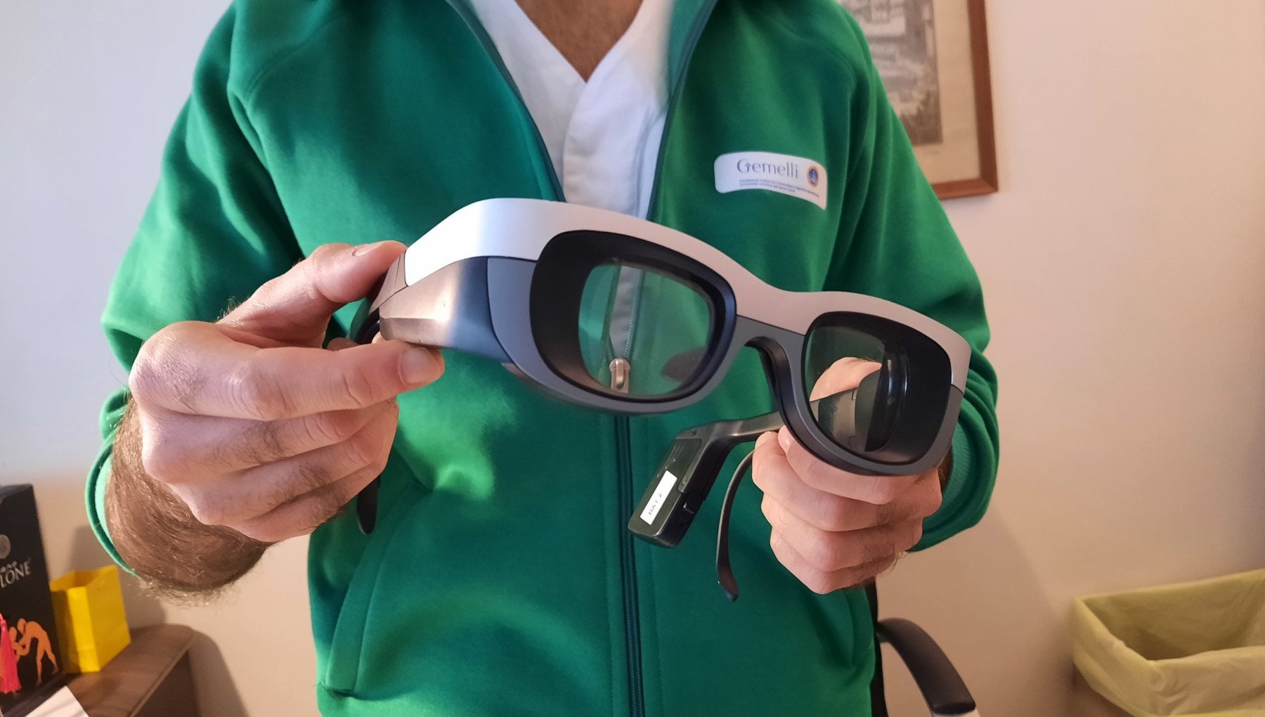 Retina artificiale per un 70enne non vedente: primo trapianto in Italia al  Gemelli - la Repubblica