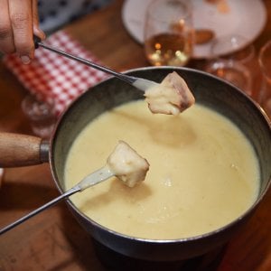  I migliori dieci locali dove mangiare raclette e fondute in Svizzera