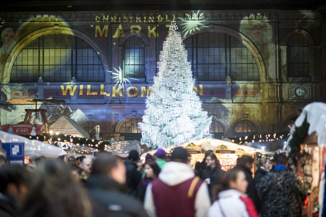 Il mercatino di Natale alla stazione centrale di Zurigo attorno all'albero decorato con cristalli