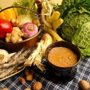 Bagna cauda, storia di un piatto simbolo di convivialità