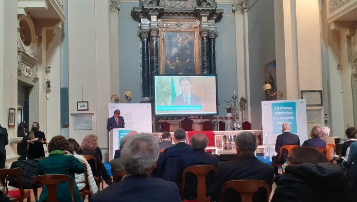 Ricerca clinica: per il 90% sostenuta dalle aziende. Come ripensare il rapporto pubblico-privato?