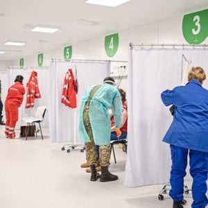 Omicron buca i vaccini? Non lo sappiamo, ma la terza dose raddoppia l'efficacia della protezione