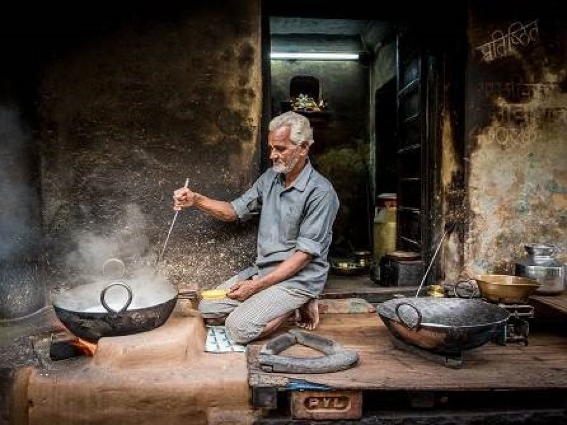 Un venditore di pakora, una frittella composta da una pastella (di solito fatta di farina di ceci) e verdure varie, nel Rajasthan (@Roberto Maresi)