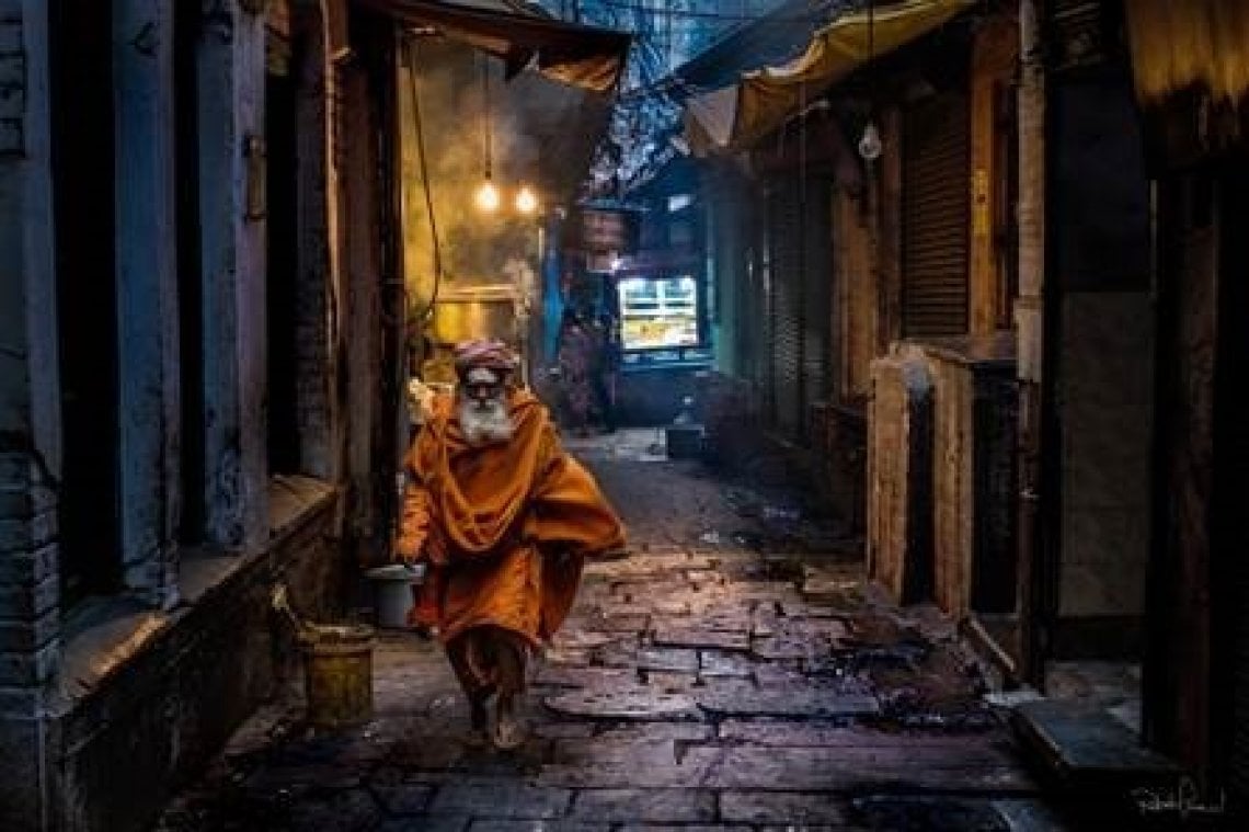 Sadhu, asceta induista che ha intrapreso un percorso di rinuncia alle passioni terrene, in un vicolo di Varanasi all&rsquo;alba (@Roberto Maresi)