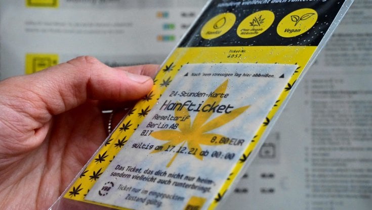 Viaggiatori stressati? A Berlino arrivano i biglietti alla cannabis 