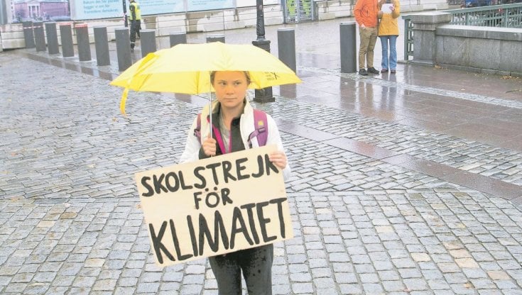 Greta Thunberg durante una delle sue proteste a favore dell'ambiente (@Ansa)