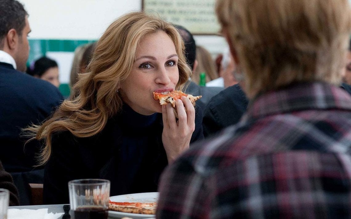 Julia Roberts nella pizzeria Da Michele in una scena del film Mangia Prega Ama (2010)