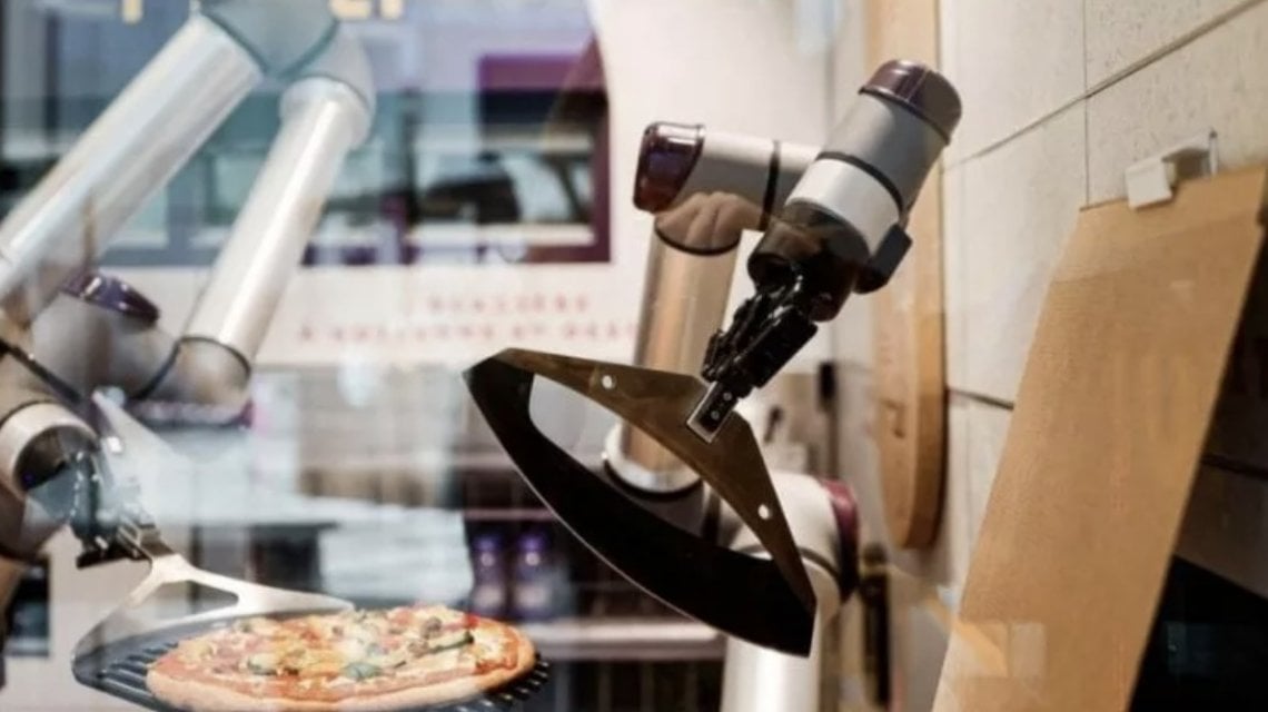 Il robot della pizzeria I Pazzi a Parigi
