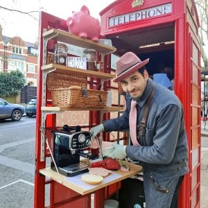 A Londra la focacceria più piccola del mondo: in una cabina del telefono si vende la mortadella