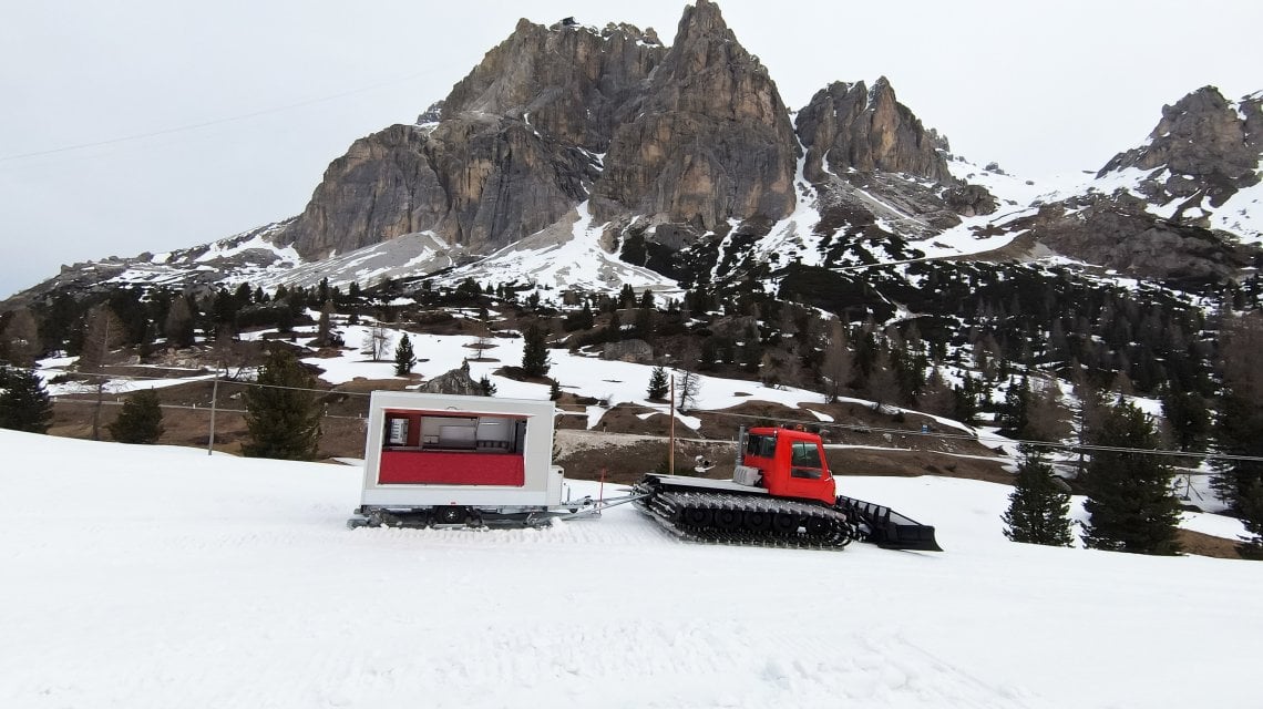 In zona Cortina non una cucina su un battipista ma su una specie di container trasportabile