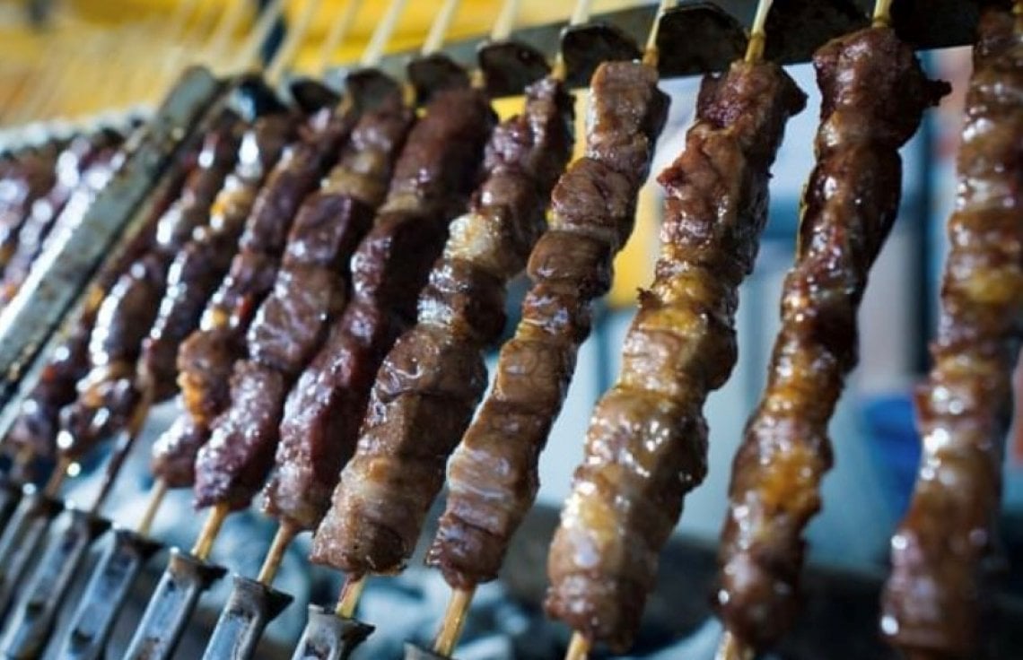 Gli arrosticini abruzzesi del food truck Bizzi