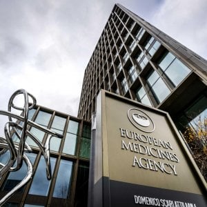 Quarta dose di vaccino per tutti, Ema frena: "Dati insufficienti"