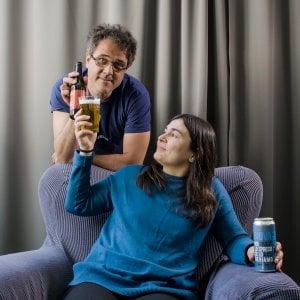 Birra fatta con il pane avanzato, l'idea antispreco di Emanuela e Franco: "E dagli scarti otteniamo snack"