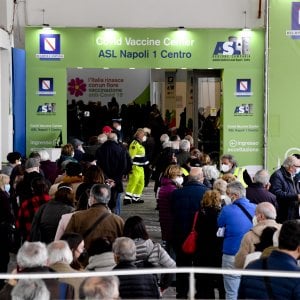 Vaccini anti-Covid, Aifa nel rapporto annuale sulla sicurezza: "Le reazioni avverse sono irrilevanti"