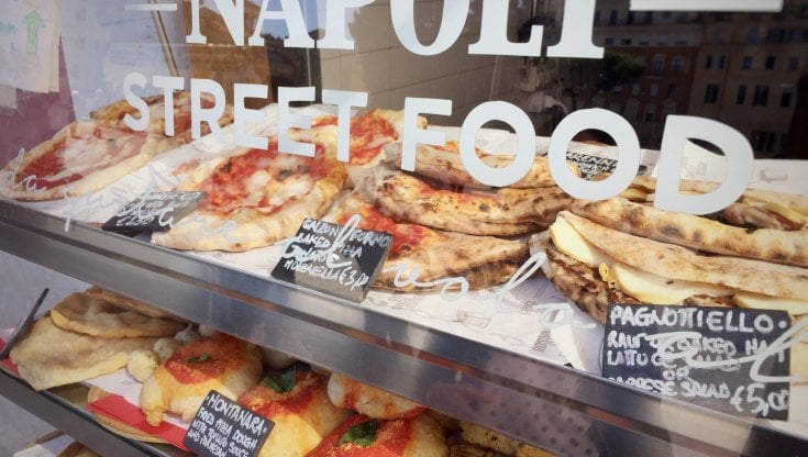 Napul'è a tavola: oltre il folklore batte un cuore gastronomico senza pari