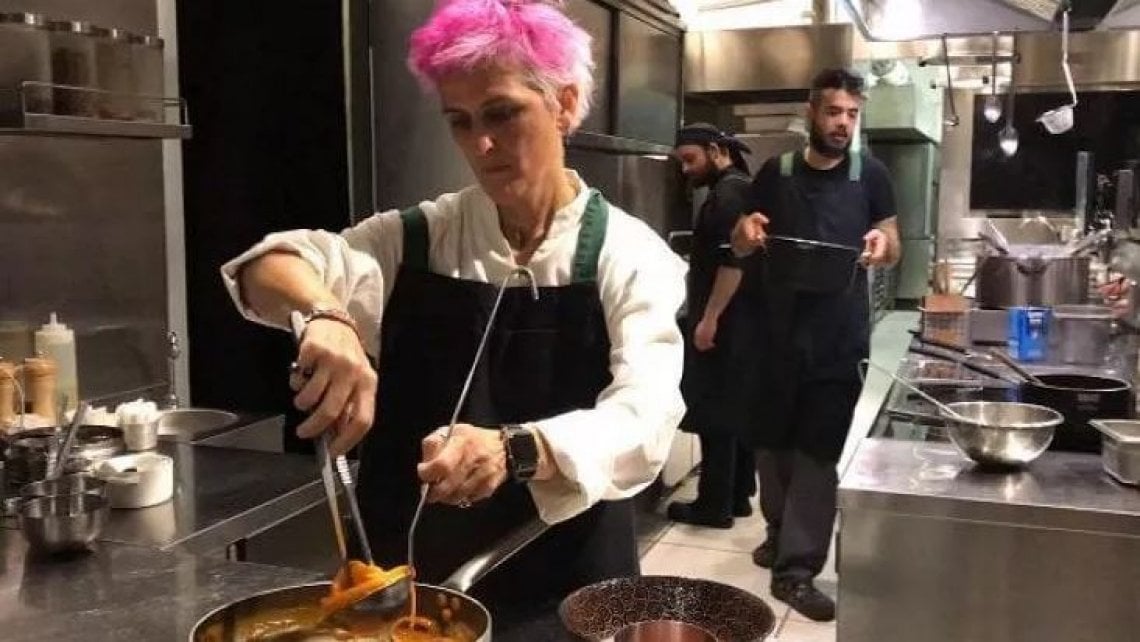 Cristina Bowerman all'opera in cucina