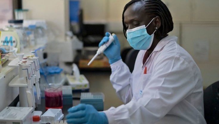Una biologa dei laboratori Ilri in Kenya analizza sangue di dromedario in cerca del virus Mers