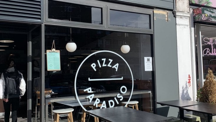 Dal virtuale alle strade: a Londra Deliveroo apre la sua prima pizzeria