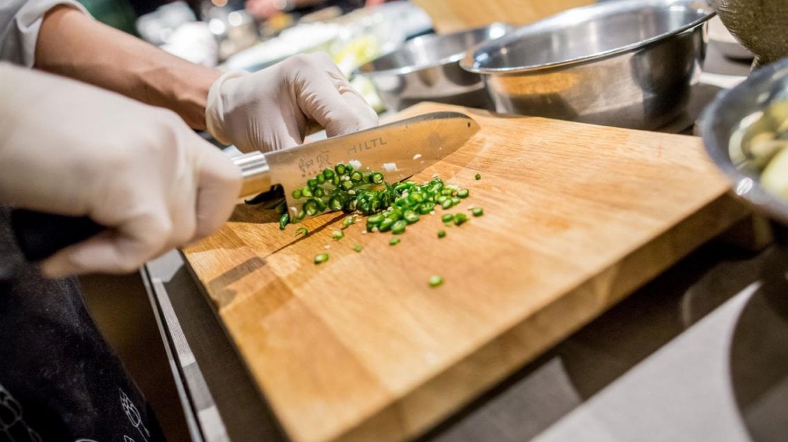 Preparazione ricetta con aglio ursino (Hitl - Foto Zurich Tourismus)