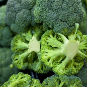 Broccoli, mirtilli e poco sale: così si sconfigge la gastrite
