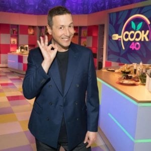Possibile cucinare un intero menu in 40 minuti? Sì, lo dimostra in tv Alessandro Greco