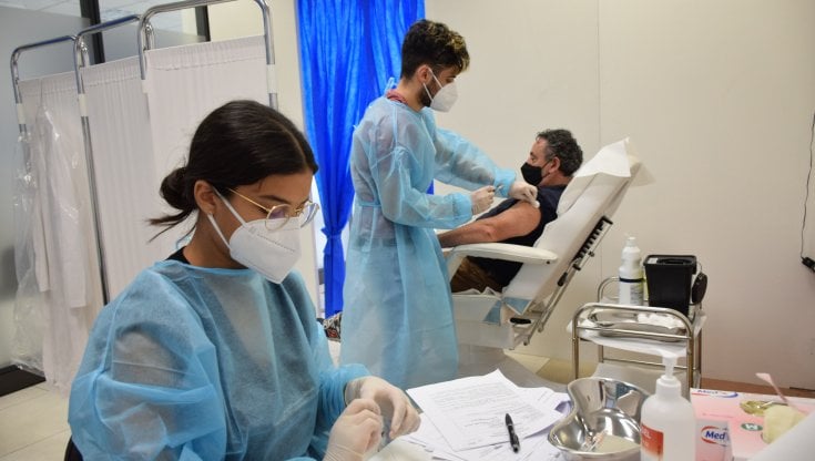 Covid, primi test vaccino per pazienti oncologici: "Efficacia al 93 per cento"