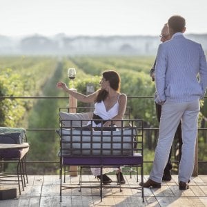 Vino a tavola, nel piatto e nel paesaggio: viaggio alla scoperta delle cantine con ristoranti