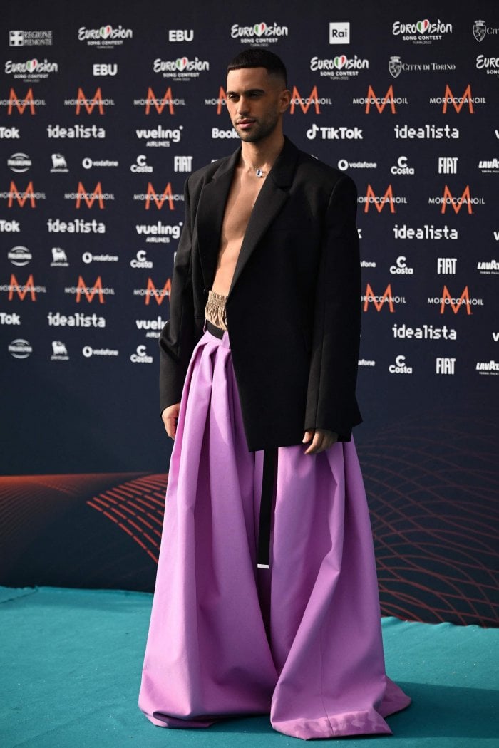 Mahmood sul turquoise carpet dell'Eurovision con look genderless - la  Repubblica