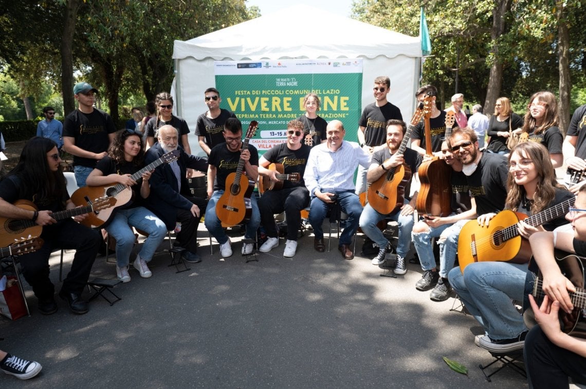 Carlo Petrini e il presidente del Lazio Nicola Zingaretti all'evento di Villa Borghese