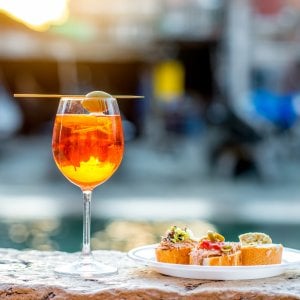 La dolce vita dell'aperitivo: ecco gli 8 drink più famosi nel mondo