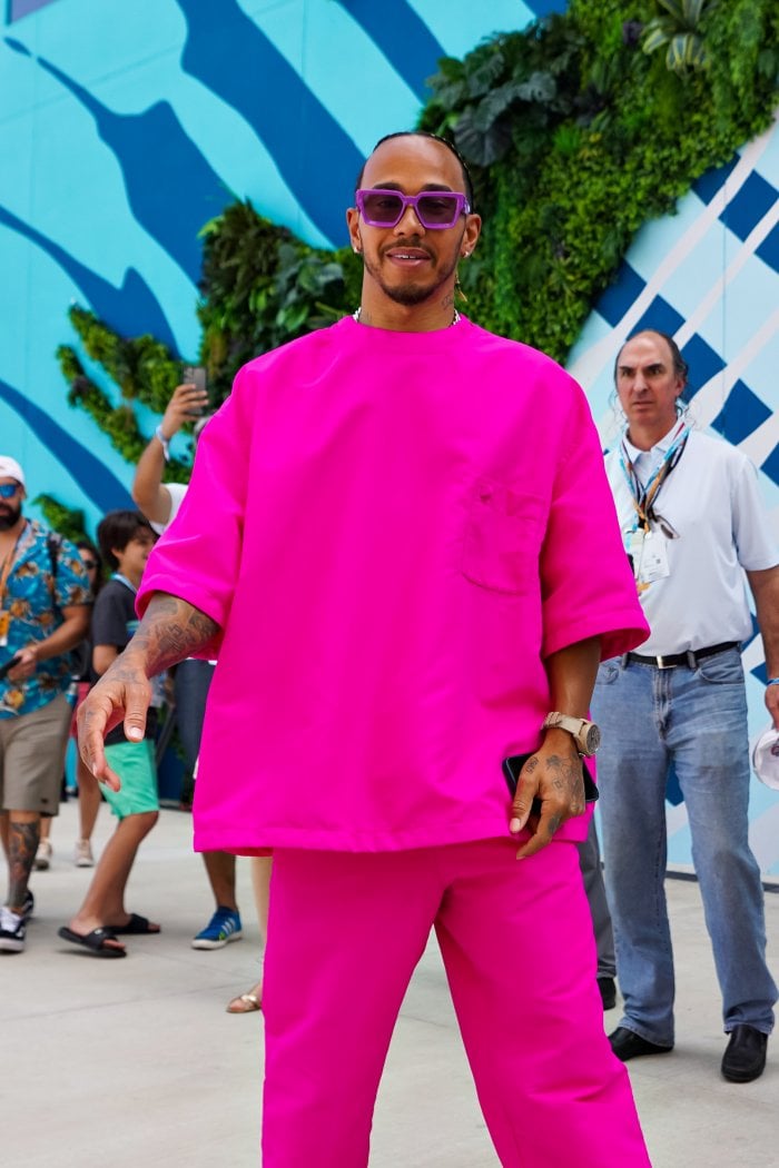 Lewis Hamilton in Pink PP: il pilota è il nuovo testimonial Valentino - la  Repubblica