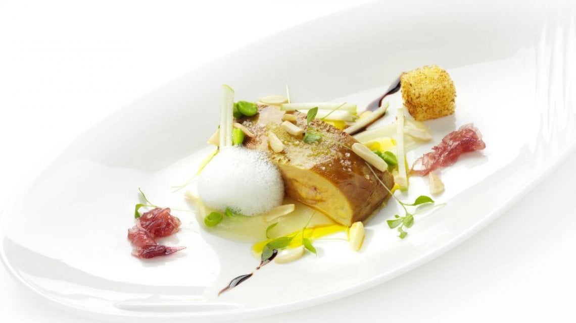 Fegato grasso fritto con crema di mele, spuma di mandorle e cipolla caramellata