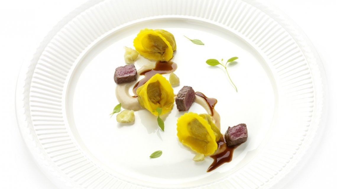 &nbsp;Ravioli di cervo con crema di castagne e salsa al cioccolato fondente