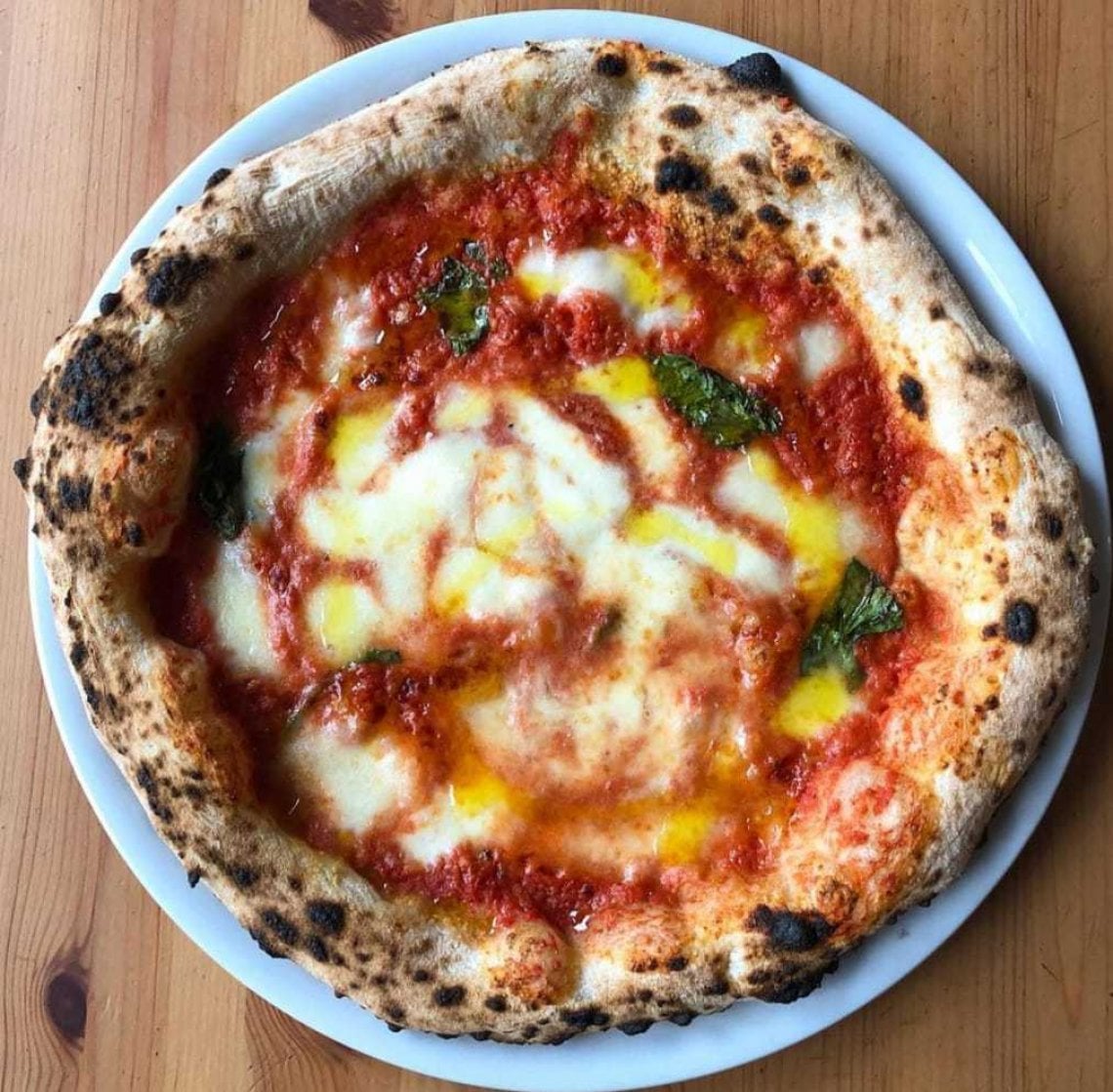 Una delle pizze della pizzeria Spaccanapoli