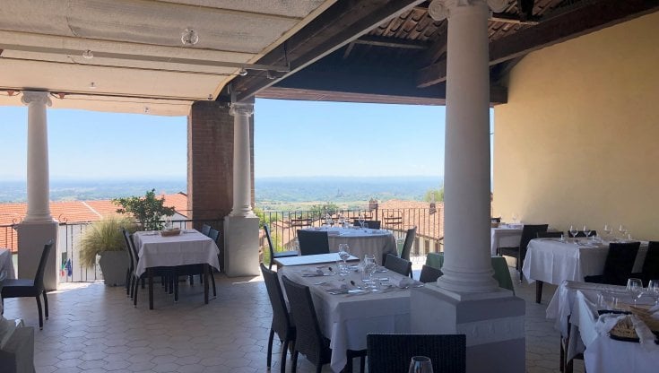 La terrazza del Cannon d'Oro con vista sul Monferrato