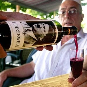 Stop alle bottiglie di vino con le etichette del Duce e di Hitler