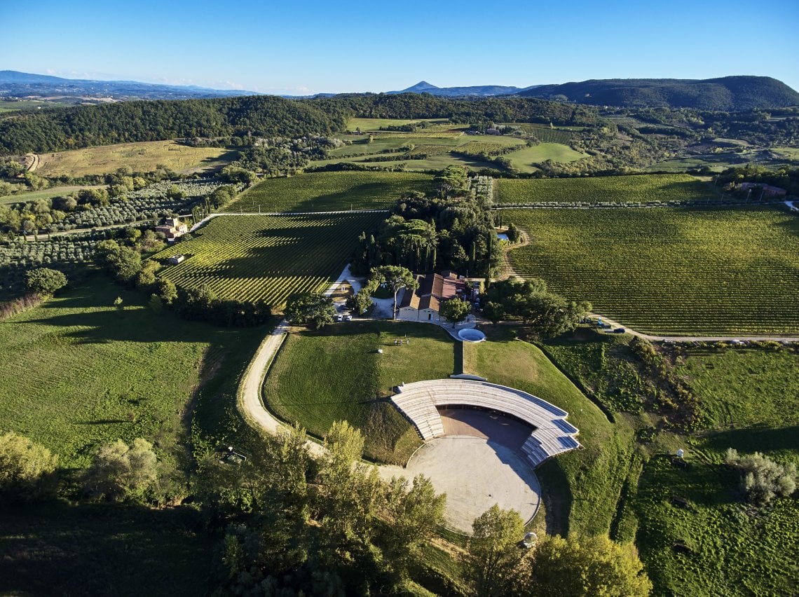 Una veduta aerea della cantina Dei