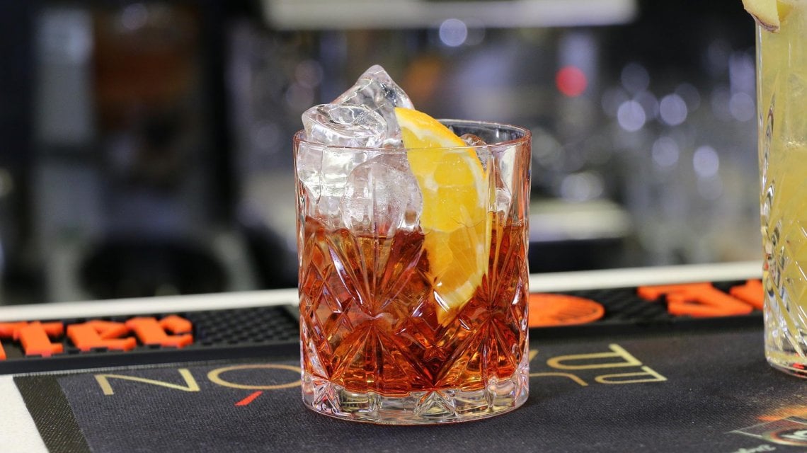 Quasi tutte le varianti del Negroni vanno servite con cubetti di ghiaccio&nbsp;