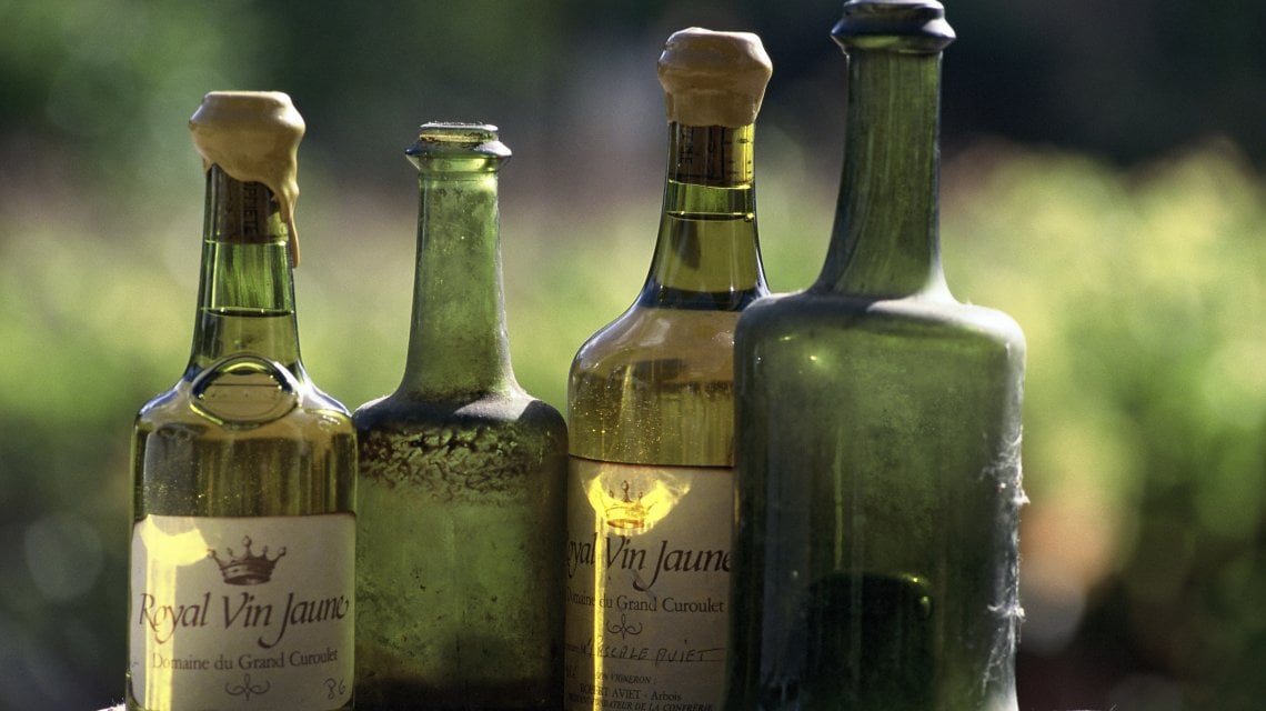 Le tipiche bottiglie di Vin Jaune (Foto M. Joly_BFC Tourisme)