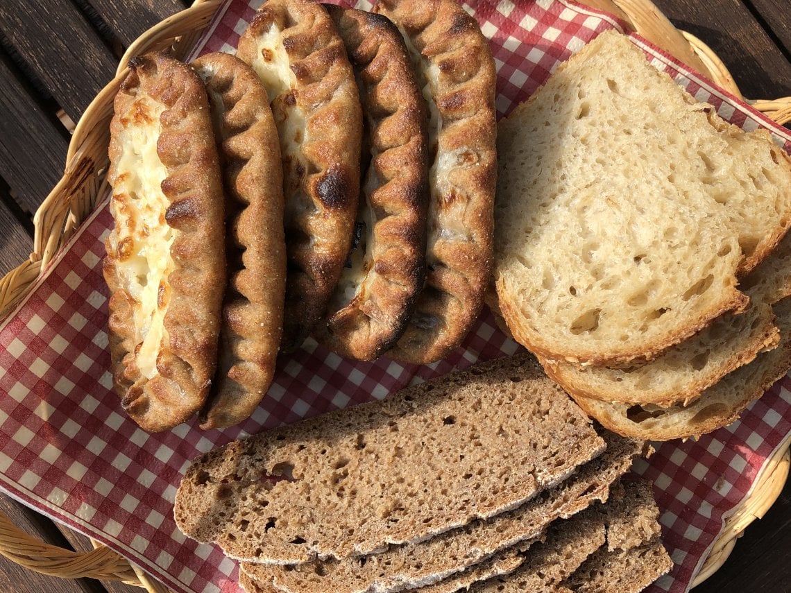 Cesto con pane e Piirakka fatti in casa