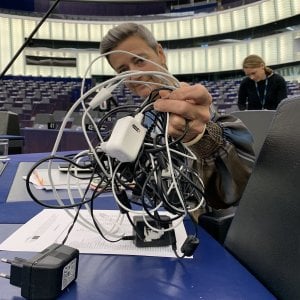 La UE ci libera dai caricabatterie ma ci lascia legati ai cavi