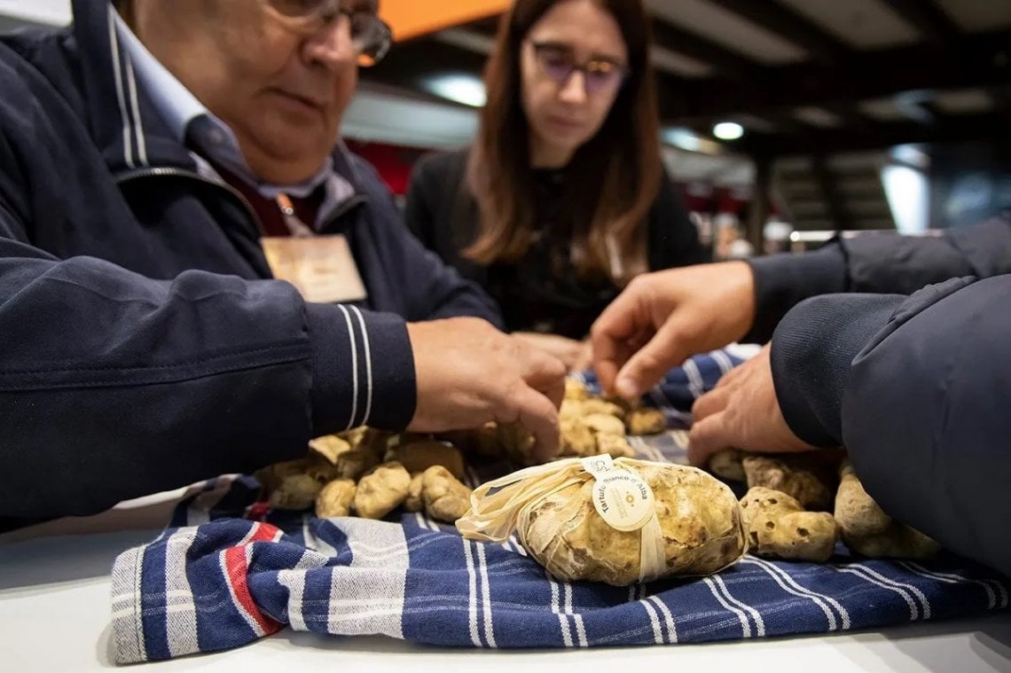 Contrattazioni al mercato del tartufo bianco&nbsp; (ph @giorgio perottino &ndash; getty images)