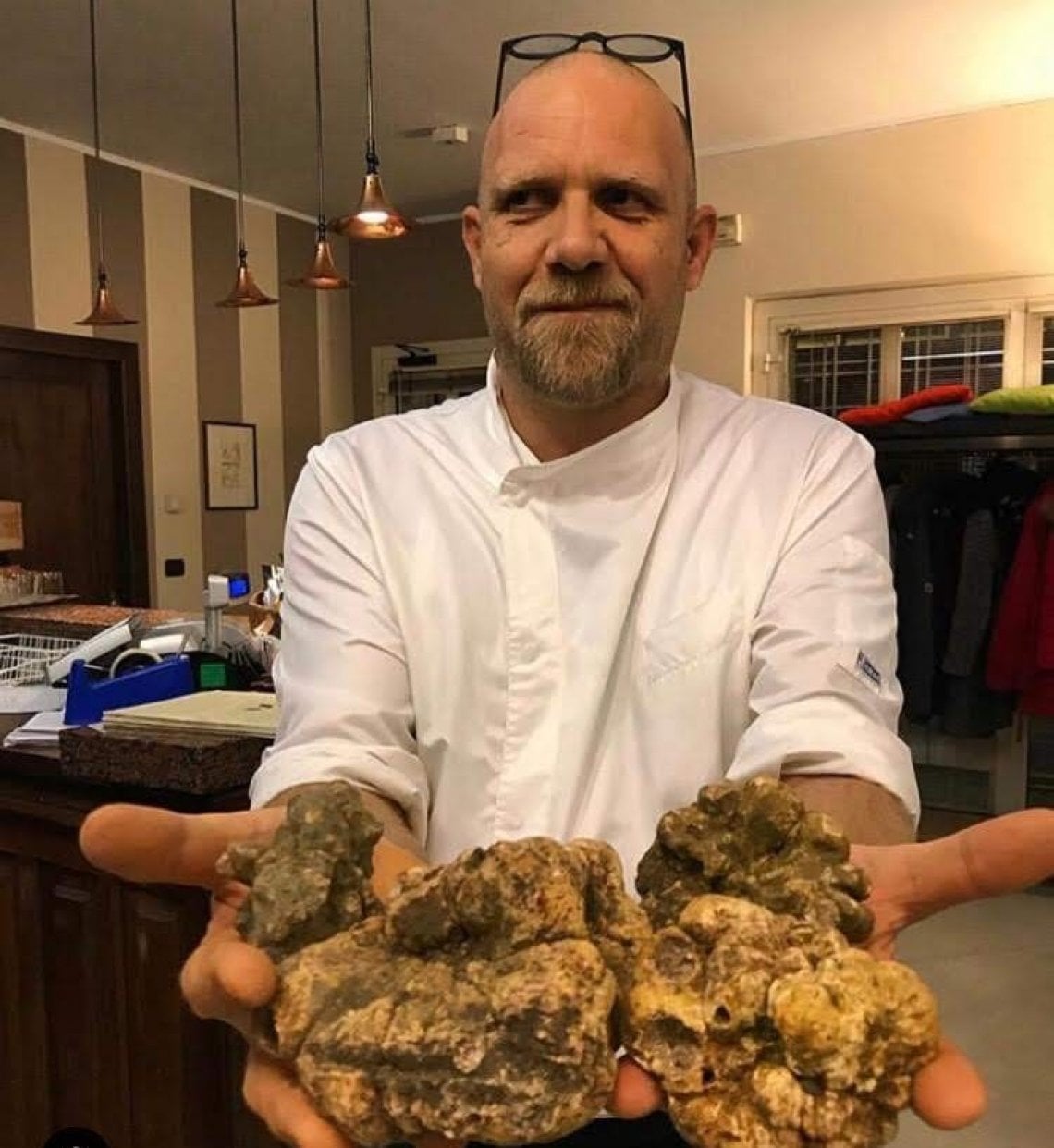 Lo chef Maurizio Dellapiana mostra i tartufi bianchi