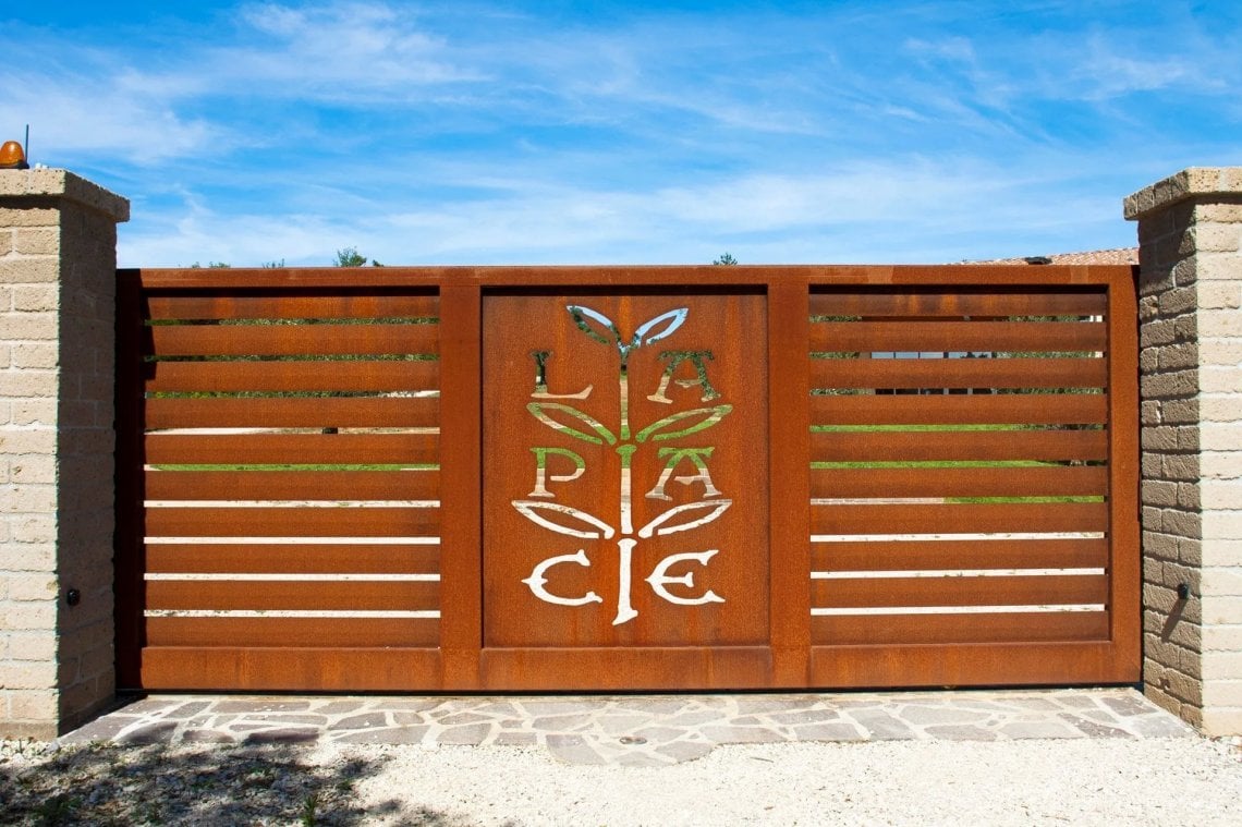 L'ingresso del Podere con il logo che richiama l'originale degli Anni 30