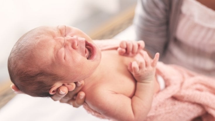 Sindrome del bambino scosso,  ecco perché bisogna maneggiare con cura i neonati